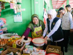 Khofifah Dialog dengan Pedagang Pasar Banjarejo Bojonegoro, Pastikan Harga Bahan Pokok Jatim Stabil dan Stok Aman Jelang Idul Adha