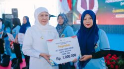 Khofifah Salurkan BLT DBHCHT Rp 901 Juta untuk Buruh Pabrik Rokok Lintas Wilayah di Bojonegoro, Wujud Kepedulian Pemerintah Bantu Ekonomi Buruh