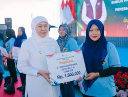 Khofifah Salurkan BLT DBHCHT Rp 901 Juta untuk Buruh Pabrik Rokok Lintas Wilayah di Bojonegoro, Wujud Kepedulian Pemerintah Bantu Ekonomi Buruh