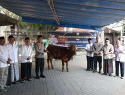 Kapolres Jombang Serahkan Sapi Kurban dari Kapolda Jatim untuk Dua Ponpes