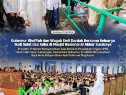 Khofifah dan Emil Dardak Bersama Keluarga Ikuti Salat Idul Adha di Masjid Nasional Al Akbar Surabaya