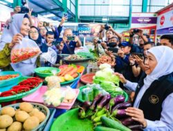 Khofifah Minta Segera Isi  Kebutuhan Beras SPHP dan Minyakita Saat Meninjau Ketersediaan Bahan Pokok di Pasar Klojen Malang