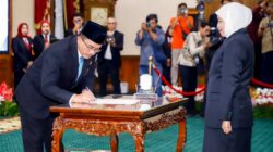 Khofifah Kukuhkan Kepala BKKBN Jatim, Tegaskan Pembangunan Keluarga Berkualitas  dan Penurunan Stunting Jadi Fondasi Siapkan SDM Unggul Menuju Indonesia Emas 2045