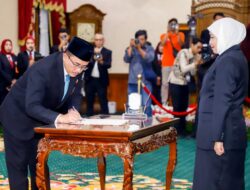 Khofifah Kukuhkan Kepala BKKBN Jatim, Tegaskan Pembangunan Keluarga Berkualitas  dan Penurunan Stunting Jadi Fondasi Siapkan SDM Unggul Menuju Indonesia Emas 2045