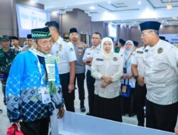 Khofifah Sambut Kepulangan Jemaah Haji Kloter I di Asrama Haji Surabaya , Apresiasi Imigration Seamless Process Corridor Percepat Proses Imigrasi