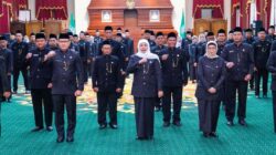 Khofifah Lantik 65 Kepala SMA, SMK dan SLB, Dorong Lahirkan Generasi “Pintar dan Benar” untuk Menyongsong Indonesia Emas 2045