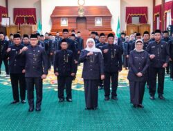 Khofifah Lantik 65 Kepala SMA, SMK dan SLB, Dorong Lahirkan Generasi “Pintar dan Benar” untuk Menyongsong Indonesia Emas 2045