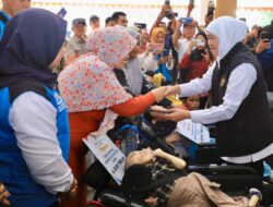 Khofifah Salurkan Bantuan Sosial Senilai Rp32,16 Miliar untuk Warga Ngawi, Perkuat Perlindungan Sosial, Jaga Daya Beli Masyarakat dan Dorong Kemandirian Ekonomi Desa