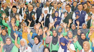 Khofifah Salurkan Bantuan Sosial Senilai Rp32,16 Miliar untuk Warga Ngawi Dorong Kemandirian Ekonomi Desa