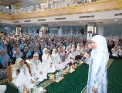 Khofifah Bersama Ribuan Jemaah Ikuti Dzikir Doa  di Masjid Islamic Centre Jawa Timur, Ajak Jadikan Momentum Tahun Baru 1448 Hijrah sebagai Penguat Semangat Tolong-Menolong untuk Membangun Kesalehan Sosial