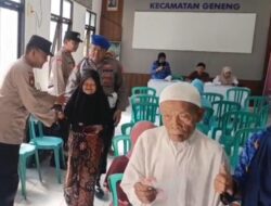 Tuai Pujian, Aksi Humanis Polsek Geneng Bantu Lansia yang Antri Terima PKH Plus di Ngawi