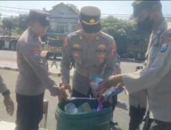 Salut, Personel Polres Blitar Bersihkan Sampah Usai Layanan Pengamanan Aksi Unjuk Rasa