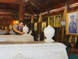 Usai Soekarno dan Gus Dur, Kapolri Ziarah-Tabur Bunga ke Makam Soeharto