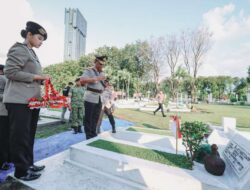 Polda Jatim Ziarah dan Tabur Bunga di TMP, Kenang Jasa Pahlawan Jelang Hari Bhayangkara ke-80