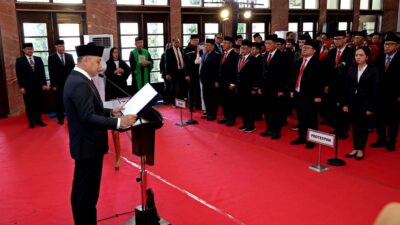 Wali Kota Eri Cahyadi Lantik 57 Pejabat Pemkot Surabaya, Targetkan Evaluasi Setiap 6 Bulan