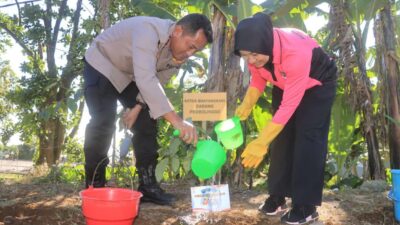 Peduli Lingkungan, Polres Probolinggo Tanam Puluhan Pohon Kado Hari Bhayangkara ke – 80