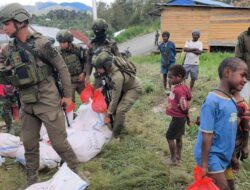 Bantuan Presiden RI Disalurkan kepada Pengungsi Agisiga, Satgas Ops Damai Cartenz Gelar Trauma Healing di Intan Jaya
