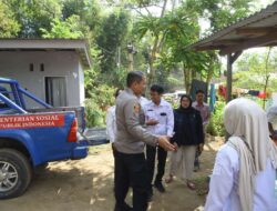 Empati Tanpa Batas, Polres Bondowoso Bantu Keluarga Bayi Kembar yang Kehilangan Ibu