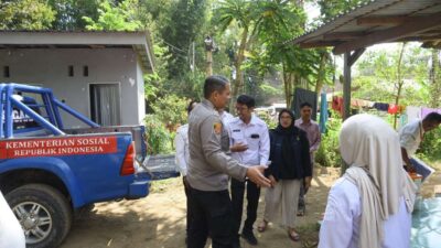 Empati Tanpa Batas, Polres Bondowoso Bantu Keluarga Bayi Kembar yang Kehilangan Ibu