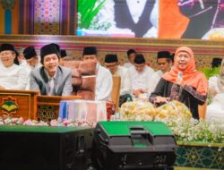 Khofifah Bersama Ribuan Masyarakat Khusyuk Bersholawat Bareng Gus Iqdam, Ajak Perkuat Ikhtiar Spiritual Wujudkan Keberkahan bagi Jawa Timur