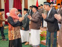 Di Pengukuhan Pengurus MUI Jawa Timur 2025-2030, Khofifah Ajak Perkuat Sinergi Cegah Kerentanan Sosial dan Bangun Dakwah Digital Moderat