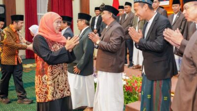 Di Pengukuhan Pengurus MUI Jawa Timur 2025-2030, Khofifah Ajak Perkuat Sinergi Cegah Kerentanan Sosial dan Bangun Dakwah Digital Moderat