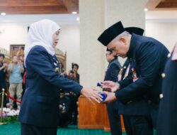 Khofifah Lantik Enam Pejabat Pimpinan Tinggi Pratama Pemprov Jatim: Optimalkan Digitalisasi untuk Pelayanan Publik Yang Makin Akuntabel, Efektif, Transparan dan Profesional