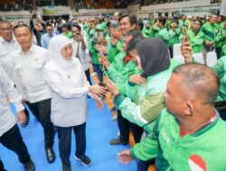 Khofifah Bersama Menko Pangan Zulhas Bagikan Ratusan Paket Sembako untuk Pengemudi Ojol dan Masyarakat Rentan Di Gresik