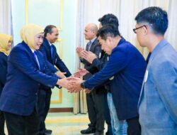 Khofifah Lantik PW IKA UNAIR Bali, Dorong Jadi Motor Penggerak Kolaborasi Lintas Sektor Untuk Perkuat Kemandirian Ekonomi Daerah