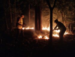 Respon Cepat Laporan Call Center 110, Polsek Kedunggalar Berhasil Padamkan Kebakaran Lahan di Ngawi