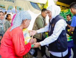 Khofifah Gelar Pasar Murah di Pamekasan, Optimistis Perkuat Daya Beli Masyarakat dan Jaga Stabilisasi Harga Bahan Pokok sekaligus Berdayakan UMKM