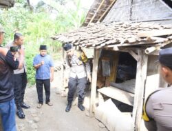 Polri Peduli : Polres Bondowoso Santuni Nenek Sebatangkara