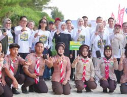 Khofifah Bersama Kaka Slank dan Bupati Lindra ‘Nandur’ Cemara Udang  di Momen Festival Mangrove Jawa Timur ke-10 di Kabupaten Tuban