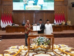 Bupati Bojonegoro Hadiri Rapat Paripurna DPRD Penandatanganan Nota Persetujuan Raperda Tentang Pertanggungjawaban Pelaksanaan APBD Tahun Anggaran 2025