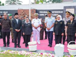 Khofifah bersama Pejabat Gubernur Sementara Bank Indonesia Yang Juga Ketum MASTRIP Destry Damayanti Ziarah dan Tabur Bunga di Monumen Pahlawan TRIP di Malang