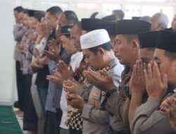 Polres Pasuruan Gelar Salat Ghaib dan Doa Bersama untuk Korban Kecelakaan Lalu Lintas