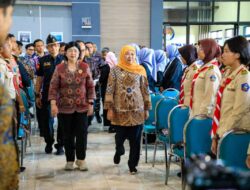 Khofifah Dampingi Pejabat Gubernur Sementara Bank Indonesia Destry Damayanti Menjadi Narasumber Utama  Dalam BI  Mengajar serta Meninjau Implementasi Program Ketahanan Pangan  SMAN Taruna Nala Jawa Timur di Malang