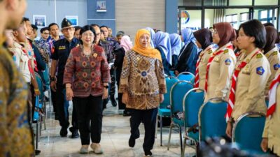 Khofifah Dampingi Pejabat Gubernur Sementara Bank Indonesia Destry Damayanti Menjadi Narasumber Utama  Dalam BI  Mengajar serta Meninjau Implementasi Program Ketahanan Pangan  SMAN Taruna Nala Jawa Timur di Malang