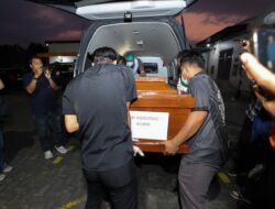 Tim DVI Polda Jatim Serahkan Dua Jenazah Korban KM Mutiara Sentosa II kepada Keluarga
