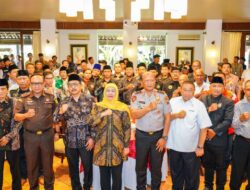 Khofifah Bersama Forkopimda, FKUB dan Ormas Jatim Teken Komitmen Bersama Jaga Jatim Damai sekaligus Jadikan Momentum Bulan Kemerdekaan Sebagai  Penguat Nasionalisme