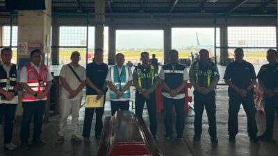Tim DVI Polda Jatim Kembali Serahkan Jenazah Korban KM Mutiara Sentosa II Asal Sumatera dan Sulawesi kepada Keluarga