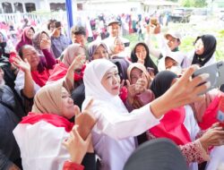 Sambut Bulan HUT ke-81 Kemerdekaan RI, Gubernur Khofifah Semarakkan Pasar Murah di Gresik dengan Berbagi Ribuan Bendera Merah Putih Bagi Masyarakat