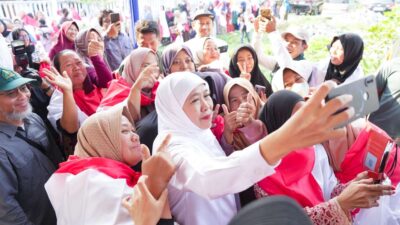 Sambut Bulan HUT ke-81 Kemerdekaan RI, Gubernur Khofifah Semarakkan Pasar Murah di Gresik dengan Berbagi Ribuan Bendera Merah Putih Bagi Masyarakat