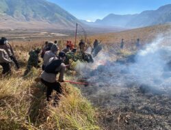 Polres Probolinggo Terjunkan Personel Bantu Padamkan Kebakaran Hutan di Gunung Bromo