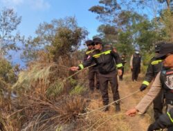 Polres Lumajang Buat Fire Break Darurat Antisipasi Karhutla TNBTS Meluas