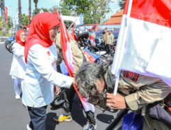Khofifah Berangkatkan Tim Bakti Negeri Anak Bangsa, Berbagi Kebahagiaan untuk Keluarga Pahlawan dan Perintis Kemerdekaan