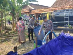 Polsek Ngambon Bantu Warga Hadapi Kemarau Distribusikan Air Bersih