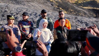 Khofifah  Tinjau Proses Pemadaman  Karhutla Bromo: Pastikan Operasi Darat, Water Bombing dan Drone Dioptimalkan Percepat Pemadaman