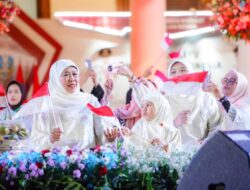 Khofifah Bersama Habib Syech dan Puluhan  Ribu Masyarakat Lantunkan Dzikir-Sholawat Sambut HUT Ke-81 RI di Grahadi: Doakan Pahlawan Pejuang Bangsa Sekaligus Ikhtiar Jaga Indonesia dan Kuatkan Persatuan