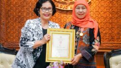 Khofifah Terima Penghargaan Tertinggi Dwija Praja Nugraha dari PB PGRI, Buah Komitmen Wujudkan Pendidikan Jatim Berkualitas dan Merata